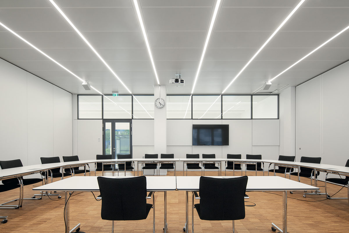 Lichtlinien durch unterbrechungsfreie Fertigung. Foto: Zumtobel Lighting GmbH.