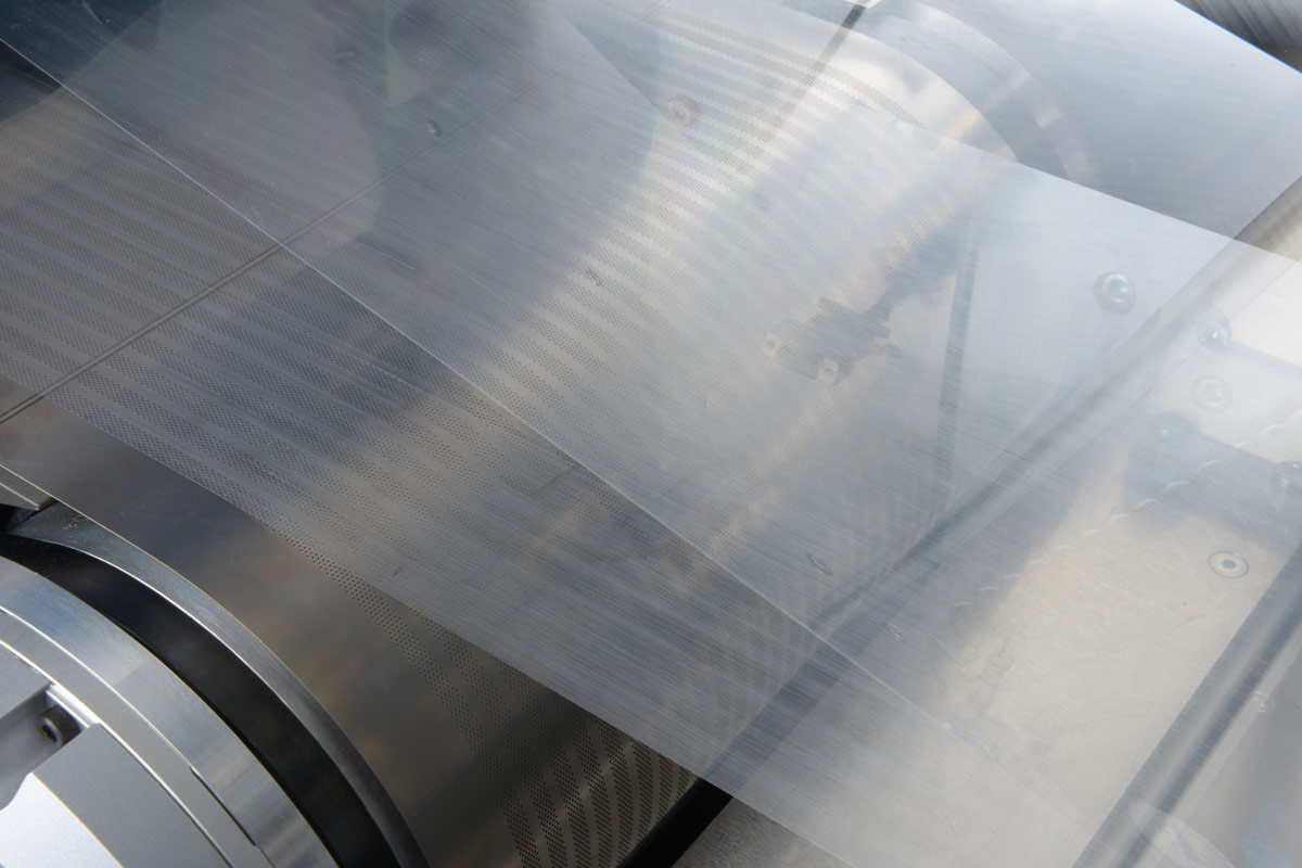 Foliensubstrat im Serienprozess. Foto: Fraunhofer IPT Institut für Produktionstechnologie.