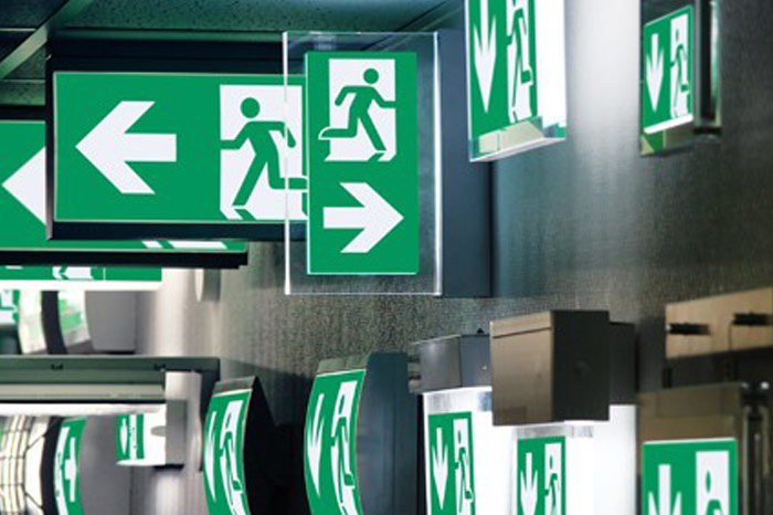 Hinterleuchtung für Notbeleuchtungssysteme, Schalter und Taster. Foto: CEAG Notlichtsysteme GmbH.